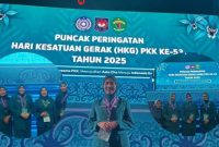 Ketua TP-PKK Kota Sungai Penuh, Ny. Sri Kartini Alfin, S.Kep, NS, bersama Ketua Umum TP-PKK Pusat dan para Ketua TP-PKK se-Indonesia saat menghadiri Puncak Peringatan HKG PKK ke-53 di Balikpapan ( Foto Humas Pemkot)
