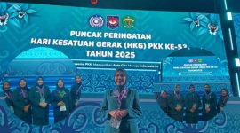 Ketua TP-PKK Kota Sungai Penuh, Ny. Sri Kartini Alfin, S.Kep, NS, bersama Ketua Umum TP-PKK Pusat dan para Ketua TP-PKK se-Indonesia saat menghadiri Puncak Peringatan HKG PKK ke-53 di Balikpapan ( Foto Humas Pemkot)
