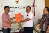 Harfendi Johar menerima SK PLT oleh Ketua KONI Sungai Penuh oleh Ketua KONI Provinsi Jambi ( Foto iNBrita)