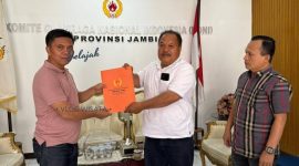 Harfendi Johar menerima SK PLT oleh Ketua KONI Sungai Penuh oleh Ketua KONI Provinsi Jambi ( Foto iNBrita)