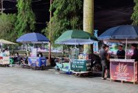 Suasana malam di Lapangan Merdeka, pusat Kota Sungai Penuh. Sejumlah pedagang kaki lima dengan gerobak cantik dan kreatif menawarkan aneka jajanan dan minuman. (Foto iNBrita)