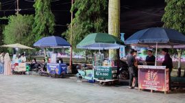 Suasana malam di Lapangan Merdeka, pusat Kota Sungai Penuh. Sejumlah pedagang kaki lima dengan gerobak cantik dan kreatif menawarkan aneka jajanan dan minuman. (Foto iNBrita)