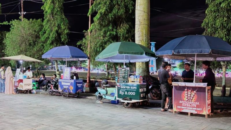 Suasana malam di Lapangan Merdeka, pusat Kota Sungai Penuh. Sejumlah pedagang kaki lima dengan gerobak cantik dan kreatif menawarkan aneka jajanan dan minuman. (Foto iNBrita)