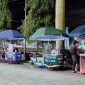 Suasana malam di Lapangan Merdeka, pusat Kota Sungai Penuh. Sejumlah pedagang kaki lima dengan gerobak cantik dan kreatif menawarkan aneka jajanan dan minuman. (Foto iNBrita)