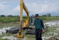 Wawako Azhar Hamzah meninjau langsung proses normalisasi aliran sungai. (Foto: Humas Pemkot Sungai Penuh)

