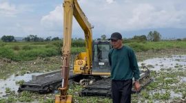 Wawako Azhar Hamzah meninjau langsung proses normalisasi aliran sungai. (Foto: Humas Pemkot Sungai Penuh)

