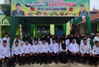 Kasi Bimas Islam Kemenag Kota Sungai Penuh bersama Kepala MTsN 2 saat launching perdana Kantin Halal, Senin (14/7/2025)
