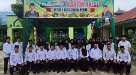 Kasi Bimas Islam Kemenag Kota Sungai Penuh bersama Kepala MTsN 2 saat launching perdana Kantin Halal, Senin (14/7/2025)