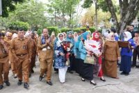 Wawako Azhar Hamzah dan Bunda PAUD Sri Kartini Alfin didampingi rombongan saat kunjungan MPLS di Kota Sungai Penuh, Selasa (15/7).
