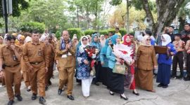 Wawako Azhar Hamzah dan Bunda PAUD Sri Kartini Alfin didampingi rombongan saat kunjungan MPLS di Kota Sungai Penuh, Selasa (15/7).
