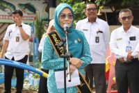 Bunda PAUD Sri Kartini Alfin bersama Wawako Azhar Hamzah saat kunjungan MPLS di SDN 02 Sungai Penuh, mendukung pendidikan karakter sejak usia dini.