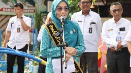 Bunda PAUD Sri Kartini Alfin bersama Wawako Azhar Hamzah saat kunjungan MPLS di SDN 02 Sungai Penuh, mendukung pendidikan karakter sejak usia dini.