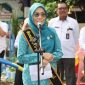 Bunda PAUD Sri Kartini Alfin bersama Wawako Azhar Hamzah saat kunjungan MPLS di SDN 02 Sungai Penuh, mendukung pendidikan karakter sejak usia dini.