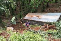 Truk tronton rem blong masuk jurang di Desa Bedeng 12, Batang Merangin.