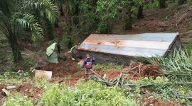 Truk tronton rem blong masuk jurang di Desa Bedeng 12, Batang Merangin.