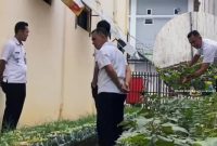 Kepala Rutan, Sahat Parsaulian Sihombing, meninjau langsung kebun yang ditanami bawang, terong, dan sayuran lain, Jumat (18/7).