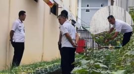 Kepala Rutan, Sahat Parsaulian Sihombing, meninjau langsung kebun yang ditanami bawang, terong, dan sayuran lain, Jumat (18/7).