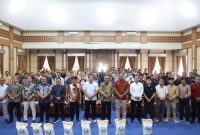 Wako Alfin menyerahkan bantuan beras secara simbolis kepada perwakilan keluarga penerima di Aula Kantor Wali Kota Sungai Penuh, Sabtu (19/7).