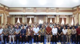 Wako Alfin menyerahkan bantuan beras secara simbolis kepada perwakilan keluarga penerima di Aula Kantor Wali Kota Sungai Penuh, Sabtu (19/7).