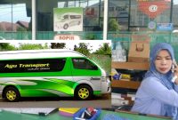 Petugas PO Ayu Transport melayani penumpang di loket Sungai Penuh. ( Foto iNBrita)