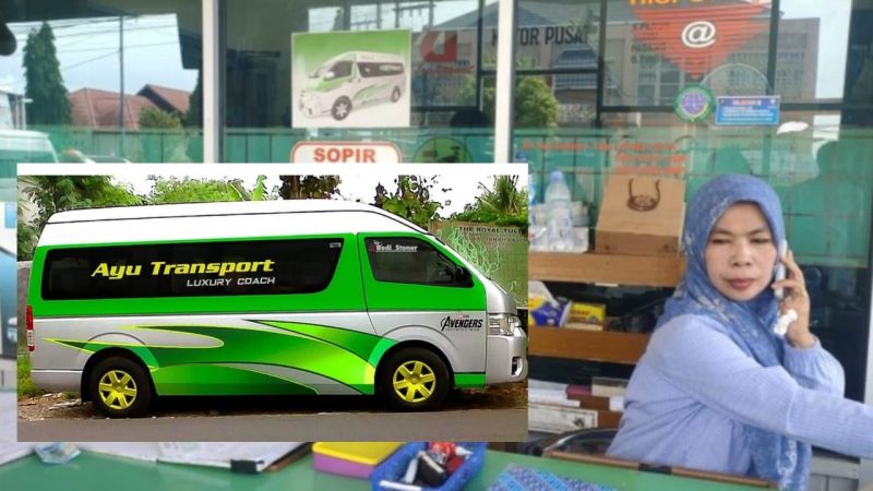 Petugas PO Ayu Transport melayani penumpang di loket Sungai Penuh. ( Foto iNBrita)