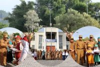 Walikota Sungai Penuh Alfin, S.H. secara simbolis menyerahkan seragam sekolah gratis kepada perwakilan siswa di halaman Kantor Walikota.