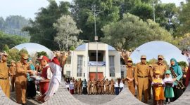 Walikota Sungai Penuh Alfin, S.H. secara simbolis menyerahkan seragam sekolah gratis kepada perwakilan siswa di halaman Kantor Walikota.