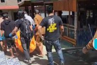 Petugas Polsek Air Hangat Timur bersama warga mengevakuasi jenazah lansia yang ditemukan di kamar mandi Pemandian Air Panas Sungai Medang, Senin (21/7/2025).