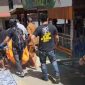 Petugas Polsek Air Hangat Timur bersama warga mengevakuasi jenazah lansia yang ditemukan di kamar mandi Pemandian Air Panas Sungai Medang, Senin (21/7/2025).