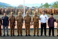 Bupati Kerinci Monadi bersama Wakil Bupati, unsur Forkopimda, kepala OPD, dan jajaran ASN saat apel gabungan di lapangan Kantor Bupati Kerinci, Senin (21/7/2025).