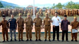 Bupati Kerinci Monadi bersama Wakil Bupati, unsur Forkopimda, kepala OPD, dan jajaran ASN saat apel gabungan di lapangan Kantor Bupati Kerinci, Senin (21/7/2025).