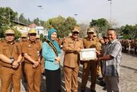 Mardizal, Ketua Bank Sampah Lindung Berseri, menerima penghargaan dari Pemerintah Kota Sungai Penuh, Senin (21/7/2025).
