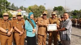 Mardizal, Ketua Bank Sampah Lindung Berseri, menerima penghargaan dari Pemerintah Kota Sungai Penuh, Senin (21/7/2025).
