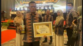 Kepala Dinas Kominfo Kota Sungai Penuh, H. Josrizal Helman, S.Si., Apt., saat menerima penghargaan Predikat Informatif KIP 2024 dari Gubernur Jambi.
