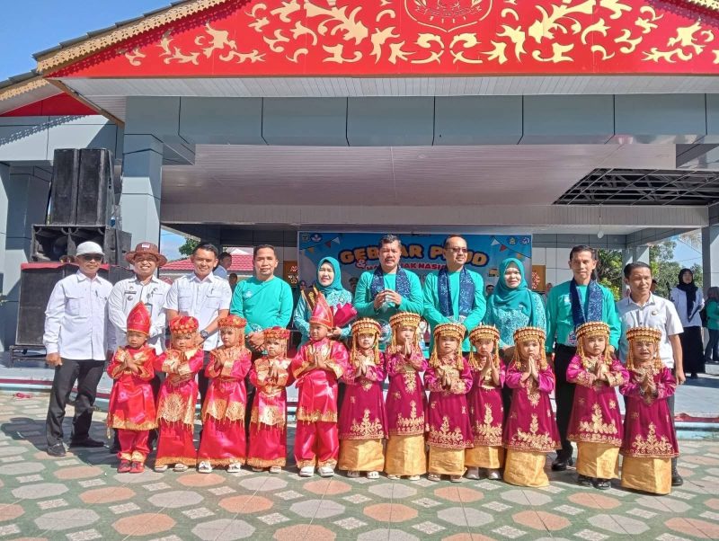 Bupati Kerinci Monadi, S.Sos., M.Si. saat membuka Gebyar PAUD 2025 di Dermaga Danau Kerinci dalam rangka peringatan Hari Anak Nasional.
