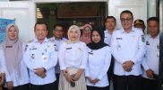 Elna Hasmita mendampingi Gubernur Jambi saat kunjungan ke ruang makan siswa