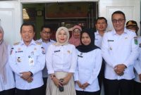 Kepala SMPN 8 Elna Hasmita mendampingi Gubernur Jambi dalam kunjungan ke ruang makan siswa, Rabu (23/7/2025).