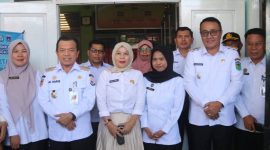 Kepala SMPN 8 Elna Hasmita mendampingi Gubernur Jambi dalam kunjungan ke ruang makan siswa, Rabu (23/7/2025).