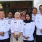 Kepala SMPN 8 Elna Hasmita mendampingi Gubernur Jambi dalam kunjungan ke ruang makan siswa, Rabu (23/7/2025).