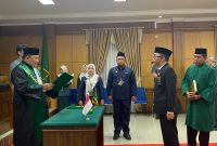 Ketua PA Muara Bulian, Dr. M. Yusuf, melantik Noprizal sebagai Panitera PA Kelas I B, Rabu (23/07).