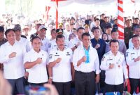 Bupati Kerinci Monadi menyampaikan sambutan di hadapan Menteri Pertanian RI dan Gubernur Jambi dalam kunjungan kerja di Sitinjau Laut.
