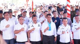 Bupati Kerinci Monadi menyampaikan sambutan di hadapan Menteri Pertanian RI dan Gubernur Jambi dalam kunjungan kerja di Sitinjau Laut.
