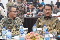 Wali Kota Sungai Penuh, Alfin, SH (kiri), berdiskusi dengan Menteri Pertanian RI, Dr. Ir. H. Andi Amran Sulaiman (kanan), saat Rapat Koordinasi Kepala Daerah se-Provinsi Jambi di Grand Hotel Kerinci, Kamis malam (23/7/2025).