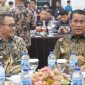 Wali Kota Sungai Penuh, Alfin, SH (kiri), berdiskusi dengan Menteri Pertanian RI, Dr. Ir. H. Andi Amran Sulaiman (kanan), saat Rapat Koordinasi Kepala Daerah se-Provinsi Jambi di Grand Hotel Kerinci, Kamis malam (23/7/2025).