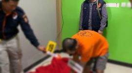 Tersangka Agus Kurnia saat memeragakan adegan rekonstruksi di lokasi yang menyerupai TKP, Rabu (24/7/2025).