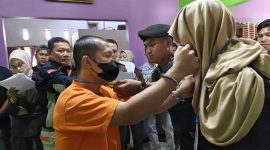 Satreskrim Polres Kerinci saat menggelar rekonstruksi kasus pembunuhan Eli Jumani di Mapolres, Kamis 22 Juli 2025.