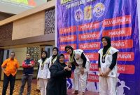 Putri Yolanda saat menerima medali emas usai menjuarai cabang Tarung Drajat di Kejuaraan Mahasiswa se-Sumatera Barat 2025.