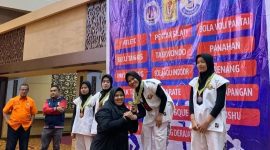 Putri Yolanda saat menerima medali emas usai menjuarai cabang Tarung Drajat di Kejuaraan Mahasiswa se-Sumatera Barat 2025.