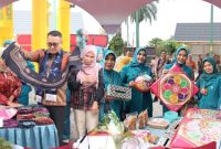 Wali Kota Sungai Penuh, Alfin, SH, bersama Ketua TP-PKK Ny. Sri Kartini Alfin dan para kader PKK meninjau stan pameran kerajinan tangan dan produk UMKM pada puncak peringatan HKG PKK ke‑53 dan HUT Dekranasda ke‑45 di Gedung Nasional, Sabtu (26/7). 