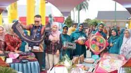 Wali Kota Sungai Penuh, Alfin, SH, bersama Ketua TP-PKK Ny. Sri Kartini Alfin dan para kader PKK meninjau stan pameran kerajinan tangan dan produk UMKM pada puncak peringatan HKG PKK ke‑53 dan HUT Dekranasda ke‑45 di Gedung Nasional, Sabtu (26/7). 